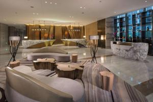 una hall con sedie e tavoli in un edificio di Hilton Quanzhou Riverside a Quanzhou
