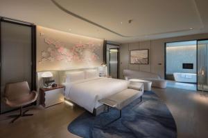 Letto o letti in una camera di Hilton Quanzhou Riverside