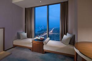 Letto o letti in una camera di Hilton Quanzhou Riverside