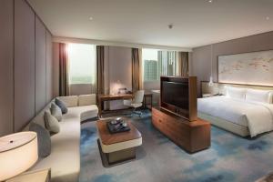Letto o letti in una camera di Hilton Quanzhou Riverside