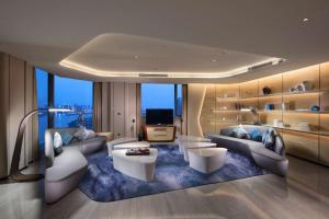 TV a/nebo společenská místnost v ubytování Hilton Quanzhou Riverside