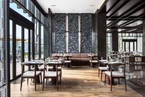A restaurant or other place to eat at Hilton Ningbo Dongqian Lake