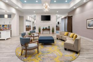 een lobby met een wachtkamer met banken en stoelen bij Homewood Suites By Hilton San Marcos in San Marcos