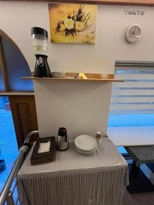 una mesa con platos y una licuadora en la parte superior de un barco en Seven Rooms Oldcity Hotel, en Estambul