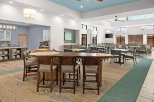 uma grande sala de jantar com mesas e cadeiras em Homewood Suites By Hilton San Marcos em San Marcos
