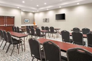 una sala conferenze con tavoli, sedie e TV a schermo piatto di Homewood Suites By Hilton San Marcos a San Marcos