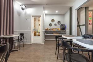 a restaurant with tables and chairs and a counter at Guest House Porto Clerigus in Porto