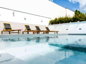 A piscina localizada em Novotel Blois Centre Val De Loire ou nos arredores
