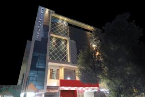 budynek z tabliczką w nocy w obiekcie Collection O Hotel Blueline w mieście Juhi Bari