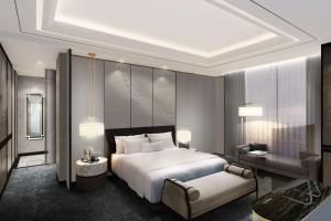 1 dormitorio con 1 cama blanca grande y 1 silla en Hilton Taizhou en Taizhou