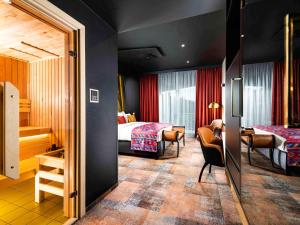 una camera d'albergo con 2 letti e una scrivania di Minaro Hotel Tokaj MGallery - Adult Only a Tokaj