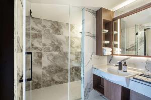 y baño con lavabo y ducha. en Best Western Click Sathorn 11 Bangkok en Bangkok