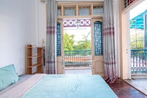um quarto com uma cama em frente a uma porta em Ha Noi Homestay em Hanói