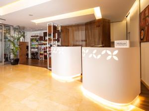 een lobby van een winkel met een bord aan de muur bij Hilton Garden Inn Rome Claridge in Rome