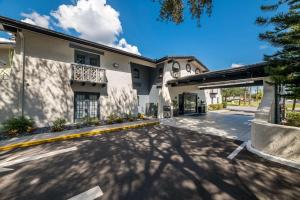 um grande edifício branco com estacionamento em Quality Inn & Suites Altamonte Springs Orlando-North em Orlando