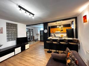 a living room with a couch and a kitchen at Cozy Apartments - Private Urban Living #Targu Mures in Târgu-Mureş