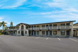 un edificio con un estacionamiento delante de él en Quality Inn & Suites Altamonte Springs Orlando-North, en Orlando