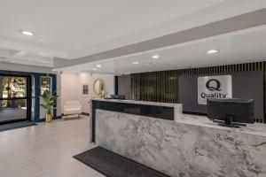 a lobby with a counter and a reception desk at Quality Inn & Suites Altamonte Springs Orlando-North in Orlando