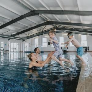 un grupo de personas jugando en una piscina en Modern Lodge with Amazing Views en Newquay