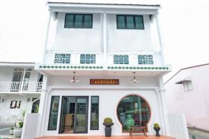 Ban Chamun (2)にあるChomTique Hotelの看板が貼られた白い建物