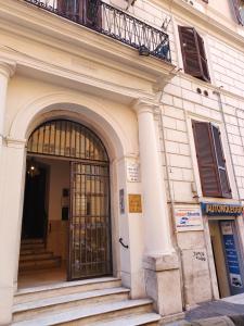 ローマにあるHotel PRINCIPE AMEDEOの錬鉄製の扉入口