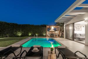 Bazén v ubytování Oresteia Exclusive Villa, a Sublime Retreat, By ThinkVilla nebo v jeho okolí