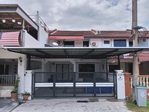 Casa con terraza al aire libre con valla en ZR HOLDFAST HOMESTAY BUKIT KATIL MELAKA, en Kampong Bukit Beruang