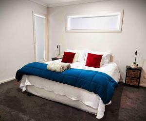 Lucas One 2-bedroom apartment NBN Pets客房内的一张或多张床位