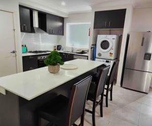 Lucas One 2-bedroom apartment NBN Pets的厨房或小厨房