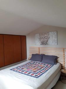 1 dormitorio con 1 cama grande y una pintura en la pared en Villa avec une piscine privée, en Quarante