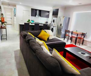 a living room with a couch and a kitchen at Lucas One 2-bedroom apartment NBN Pets in Windermere