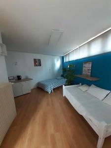 Habitación con 2 camas y pared azul en Villa avec une piscine privée, en Quarante