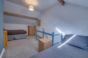 1 dormitorio con 2 camas y mesa. en 3BR Bond House Convenient Meadowhall Road Location, en Kimberworth