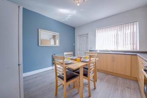 cocina y comedor con mesa y sillas en 3BR Bond House Convenient Meadowhall Road Location, en Kimberworth