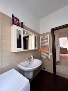 y baño con lavabo blanco y aseo. en appartamento fronte mare en Falconara Marittima
