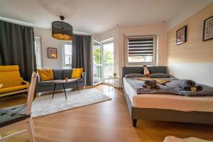 um quarto com uma cama e uma sala de estar em FULL HOUSE Studios - KornhausPremium Apartment - Balkon, WiFi em Dessau