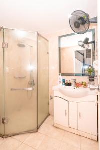 uma casa de banho com um chuveiro e um lavatório. em Ha Noi Homestay em Hanói