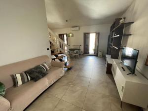 ein Wohnzimmer mit Sofa und TV in der Unterkunft Tacos House in Empoli
