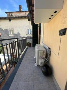 a balcony with a toilet on the side of a building at Tacos House in Empoli