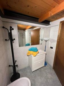 ein Badezimmer mit einem WC, einem Waschbecken und einem Spiegel in der Unterkunft Tacos House in Empoli