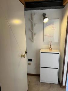 Zimmer mit einem weißen Schrank und einer weißen Tür in der Unterkunft Tacos House in Empoli