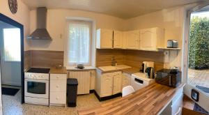 Kuchnia lub aneks kuchenny w obiekcie Le Gîte de Félix - Maison chaleureuse 190m2 - 6 ch - 20pers