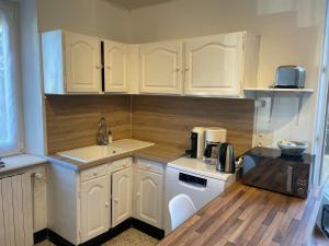 Kuchnia lub aneks kuchenny w obiekcie Le Gîte de Félix - Maison chaleureuse 190m2 - 6 ch - 20pers