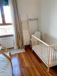 a room with a crib and a window in a room at Refugio noruego in Bilbao