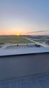 a view of a parking lot with the sunset in the background at Cazare cartier Milano in Oradea