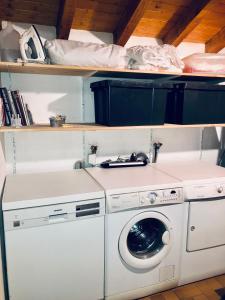 - une buanderie avec un lave-linge et un sèche-linge dans l'établissement Chalet Rivière du Bon Nant Location de 6 à 14 personnes en Haute Savoie, à Saint-Gervais-les-Bains 37 autres photos