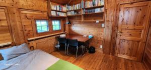 - une chambre avec un lit et un bureau dans une cabine dans l'établissement まちなかlodge ほしとたきび Lodge in city Hoshi to Takibi, à Ōmuta