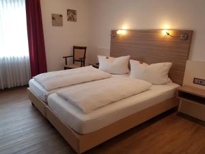 Postel nebo postele na pokoji v ubytování Hotel Mühleneck