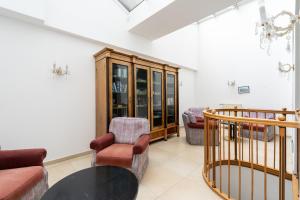 a living room with a table and chairs at Hotel-Zimmer direkt am See in Gmunden