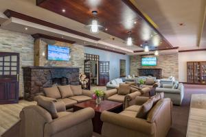 una gran sala de estar con sofás y chimenea. en Troutbeck Resort en Nyanga